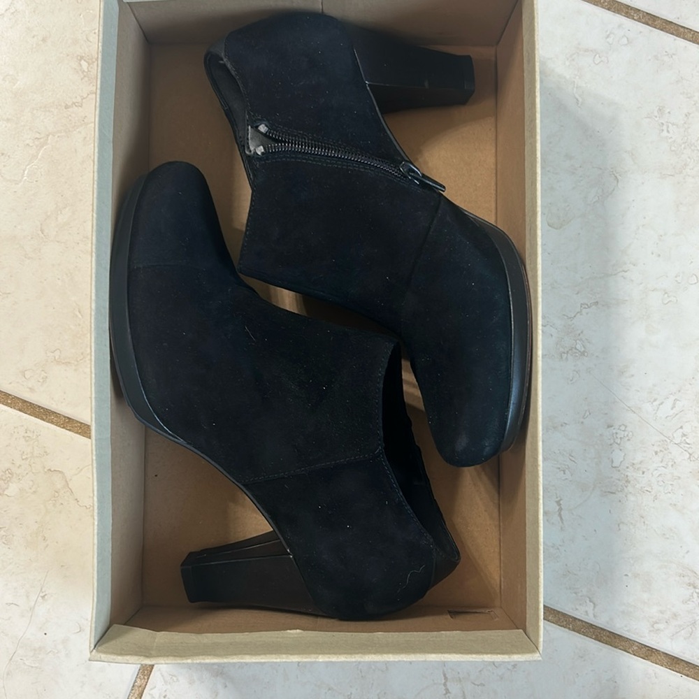 Clark’s black chorus jingle suede booties 8.5